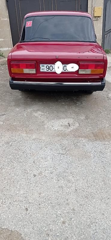07 maşını: VAZ 2107 sedan – klassik dizaynlı, qırmızı rəngli. Texniki və xarici — 2