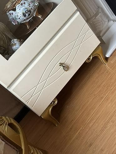 Şüşəli vitrin dolabı - Rəng: krem (ivory) tonlarında, qızılı