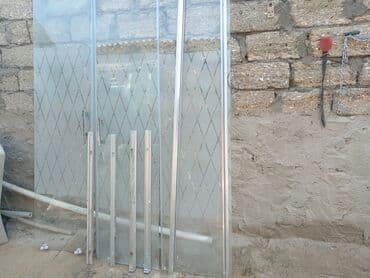 şuşə butulka: Duş kabini üçün şüşə panellər və metal profillər. Şüşə panellərin — 2