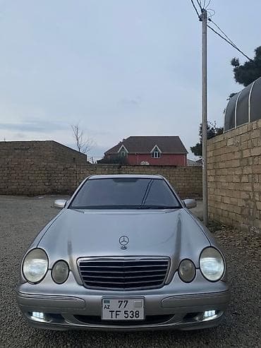 Mercedes-Benz E-Class: 3.2 l | 2001 il Sedan