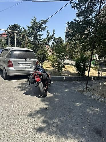 sud ceni: Şəhər sürüşləri üçün fərqli görünüşə malik motosiklet. Şəkillərdə qara — 5