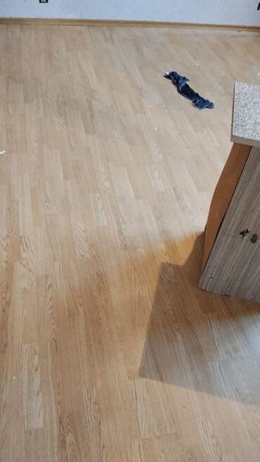 Santexnika: Laminat döşəmə – ağac teksturalı, açıq qəhvəyi ton. - Ölçü və — 1