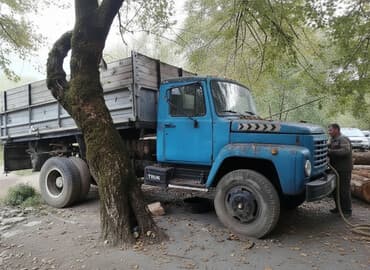 Yükdaşıma üçün nəzərdə tutulmuş mavi rəngli bortlu yük maşını. Bu