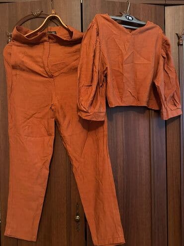 Baş geyimləri: Qadın iki parçalı dəst – pas rəngində - Üst: V-yaxa, 3/4 şarovarlı — 1