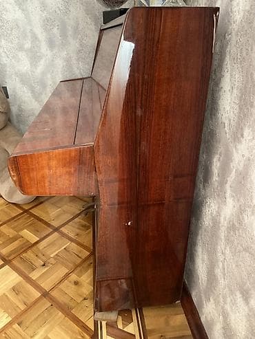 piano aliram: Akord PianinoQəhvəyi rəngli, parlaq lak örtüklü pianino. Korpus — 2