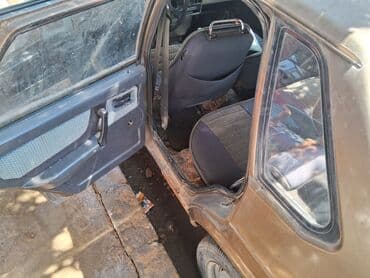 06 sekileri: VAZ 21099 sedan – qızılı rəng, 4 qapılı, ön ötürücülü. Mexaniki — 5