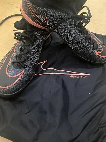 Butslar: Nike MercurialX futbol butsası (futzal)

GO Sport-dan alınıb — 1