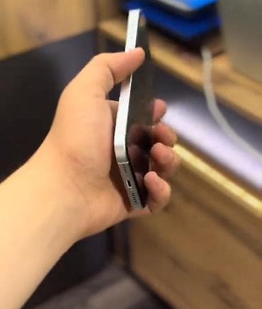 panel cit: Məhsul: Kompakt smartfon, gümüş-ağ rəngli korpus Xüsusiyyətlər: - — 2
