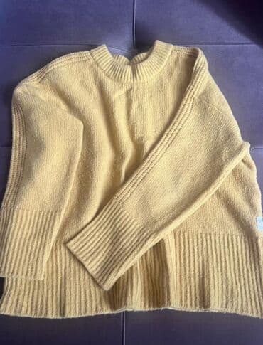 ağ qadın ətəkləri: Qadın geyimləri – 2 fərqli model 1) Ağ bluz: - Yumşaq, axıcı parça - — 30