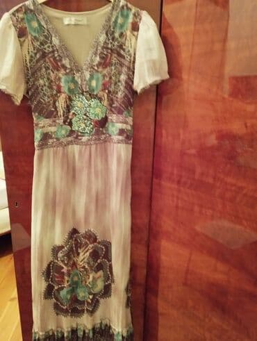 Zərif naxışlı maksi don, yüngül materialdan hazırlanıb. V yaxalıq və