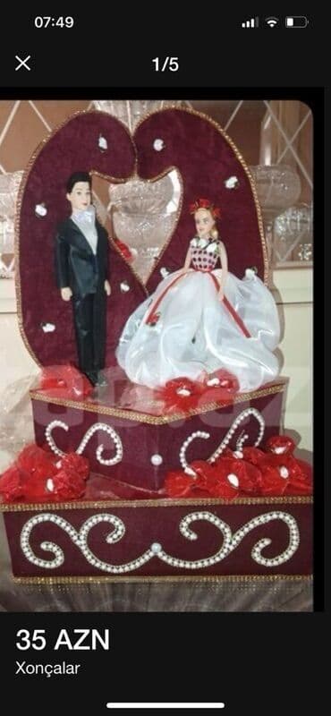 Bəy və gəlin kuklaları ilə bəzədilmiş, qırmızı rəngdə xonça. Xonçanın