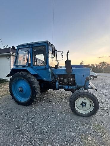 pajero təkəri: Kənd təsərrüfatı işləri üçün kabinalı traktor. Mavi rəngli, klassik — 1