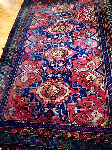 Əl toxuması oriental xalça - Naxış: mərkəzdə ardıcıl çoxbucaqlı