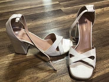 Ağ rəngli qadın sandaleti – qalın hündür dabanlı, kəmərli model. -