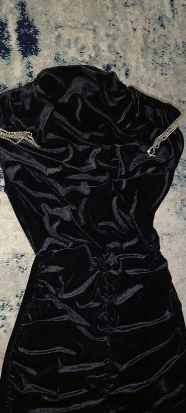 Məhsul: Qara məxmər gecə/libas yenidi mididi eyinde cox gozel duruşu