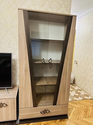 Mağaza avadanlığı: Vitrin şkaf - Material: laminat taxta korpus, ön hissədə şəffaf şüşə — 1