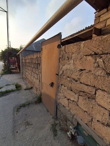 xalqlarda 1 otaqli evler: 2 otaqlı həyət evi/sahə - Daş hasarla əhatəli kiçik həyət, darvaza — 2
