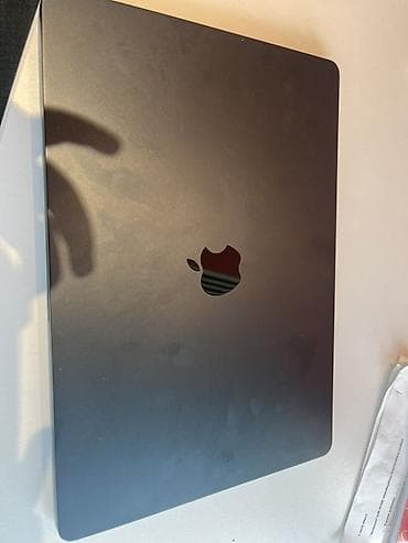macbook pro: Macbook air m2 15 inch 
8 256 yaddaş 
Usb ve adaptr üstünde verilir — 2
