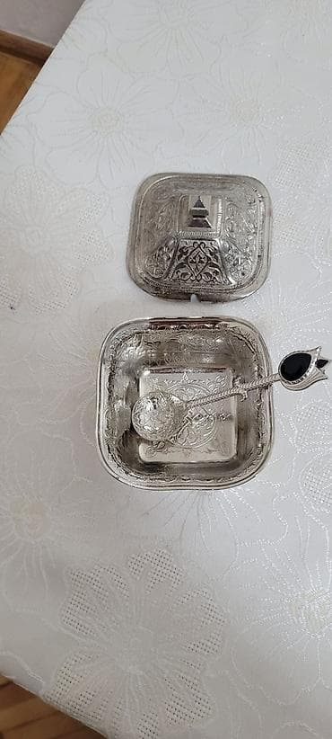 Gümüşü rəngdə, Şərq naxışları ilə oyma dekorlu qapaqlı kiçik qab və — 3
