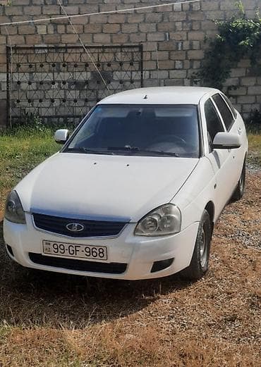 Lada Priora 2172, ağ rəng, 5 qapılı hetçbek kuzov. Yığcam ölçülərə