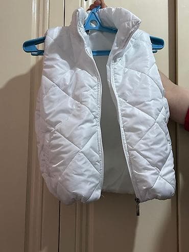 xez jiletler: Ağ rəngli qadın pufik jilet - Model: qolsuz, qısa kəsim (cropped) — 2