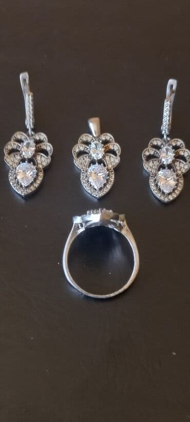 1 грамм золота цена 585 в баку: Gümüş dəst "üzük, sırğa və həmayil" dəsti satılır. Üzüyün ölçüsü 8.5 — 2