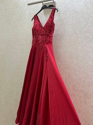 Toy paltarları və aksesuarları: 1 defe geyinilib. 40 razmer — 2