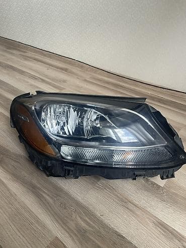 Sağ, Yaxın və uzaq vuran işıqlar Mercedes-Benz, 2017 il, Orijinal, ABŞ, İşlənmiş