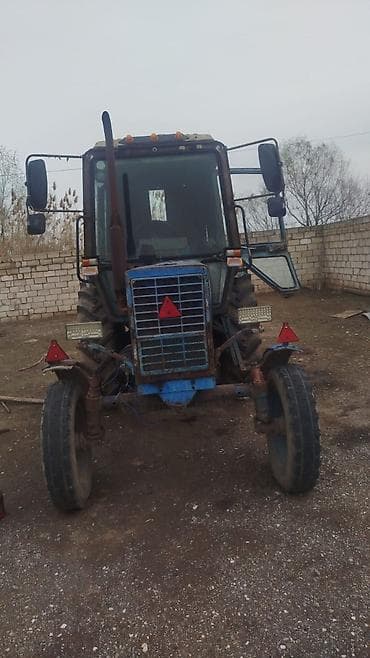 Traktor MTZ (Belarus) tipli, kabinəli. Texniki xüsusiyyətlər: - Ön və