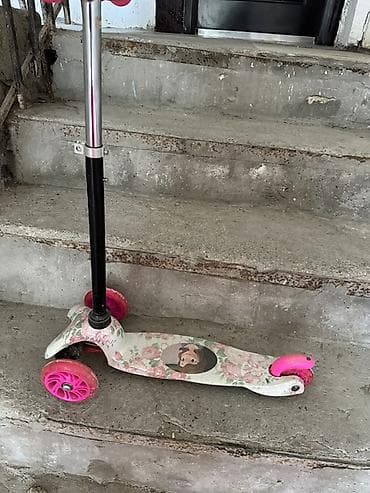 Uşaq skuterı – 3 təkərli, dönmə mexanizmi sükanla idarə olunur. -