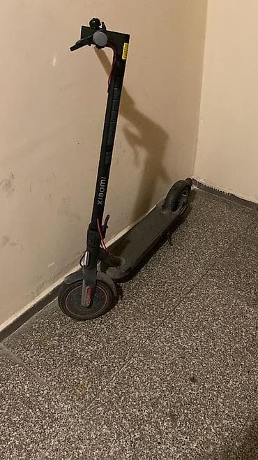 skuter xiaomi: Xiaomi brendinin qara rəngli elektrik skuteridir. Səliqəli dizaynı və — 1