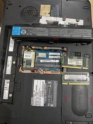 oyuncu notebook: Toshiba noutbuk. Tək ekranı sınıqdı. Bütün ehtiyat hissələrini üstündə — 3