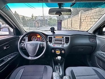 sam diskiler: Kia Rio sedan – ağ rəng, şəhər üçün qənaətcil və rahat kompakt — 7