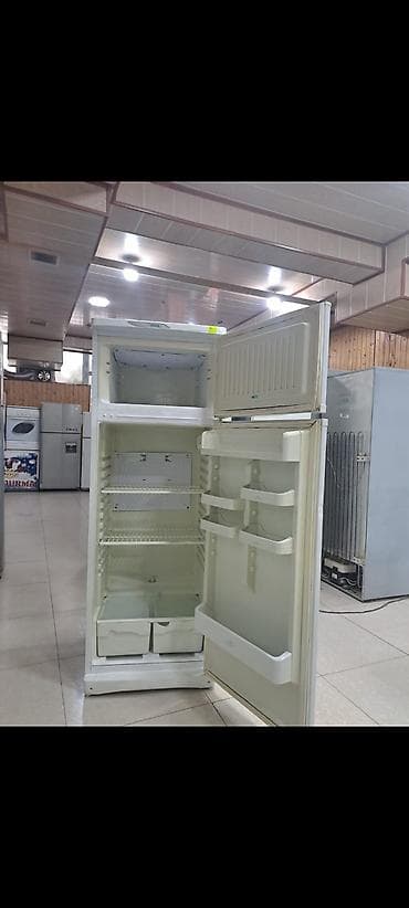paltar yuyan mawln: İki qapılı məişət soyuducusu – üstdə dondurucu, altda əsas kamera — 2