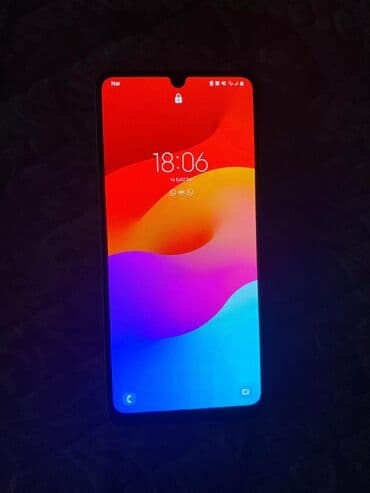 Smartfon – damla tipli ön kamera çıxıntısı olan, tam ekranlı dizayn