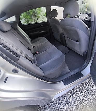 Продажа авто: Toyota Prius, gümüşü rəng, 5 qapılı hibrid hetçbek. Texniki — 4