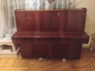 - Akustik pianino: Klassik üslubda, şaquli korpuslu, tünd taxta finiş