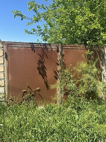 isti doşəmə: Paslı ikitərəfli metal darvaza, qəhvəyi və tünd yaşıl rəng çalarları — 2