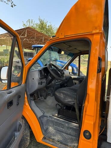 инвертор с 12 на 220 вольт: Narıncı rəngli, taxta bortlu, arxasında ikili təkərləri olan "Ford — 8