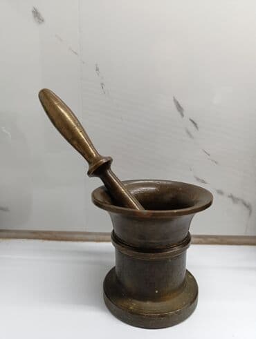 toxum temizleyen: Mis ilə latunun qarışığı olan klassik həvəng və dəstək (havan). 50-60 — 3