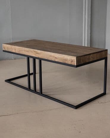 Sənaye üslubunda mebel dəsti – metal çərçivəli qəhvə masası və açıq