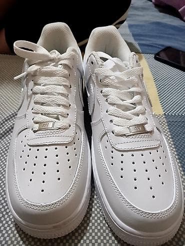 Səndəl və şəp-şüplər: Məhsul: Ağ rəngli idman ayaqqabısı (klassik “low” model) Təsvir: - — 3