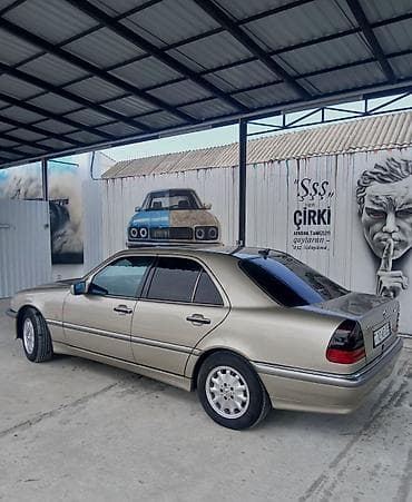 s yan guzguler: Mercedes-Benz C-Sinif sedan - Korpus: 4 qapılı sedan, qızılı/metallik — 6