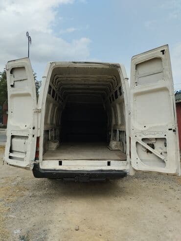 traktor altlıqlı ağ bosonojkalar: Ford Transit furqon, ağ rəngdə və yükdaşıma üçün uyğun. Geniş daxili — 1