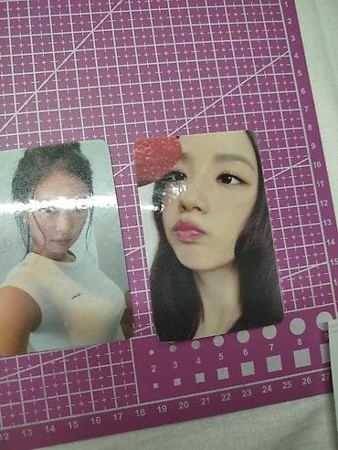 K-pop fotokartları (idol fotocard seti) əllə işlənilip əsla bükülmür — 2