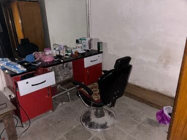 berber guzgusu: Bərbər/bizə salonu üçün tam ləvazimatlı iş guşəsi - Böyük divar — 3