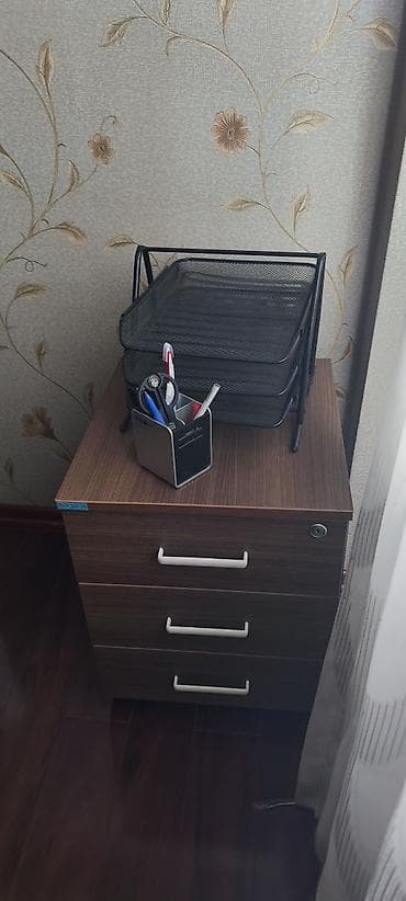 Ofis üçün 3 çekmecəli taxta tumbə Problem var bir ayağı sınıb - — 1