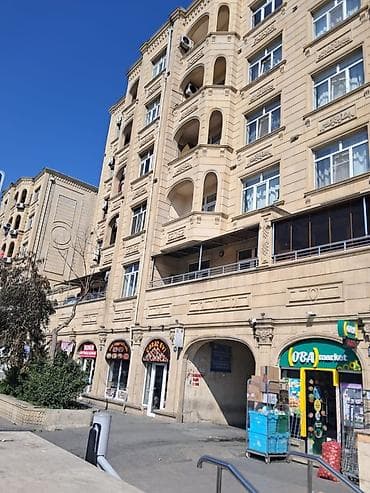 Mənzillər: Metro.Gənclik .1.dəqiqəlik. Ata Türk prospektində. 6-mərtəbəli — 2