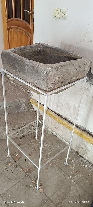 Dekorativ divar panelləri: Məhsul: Daş yuyunma qabı (daş lavaboya bənzər hovça) və metal dayaq — 2