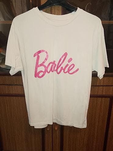 Ağ rəngli qısaqoll T‑şört. - Ön hissədə iri, parlaq çəhrayı “Barbie”